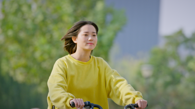 青春阳光骑共享单车的女孩