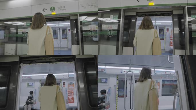 女孩走进地铁的背影