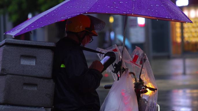 下雨天送外卖的小哥视频合集