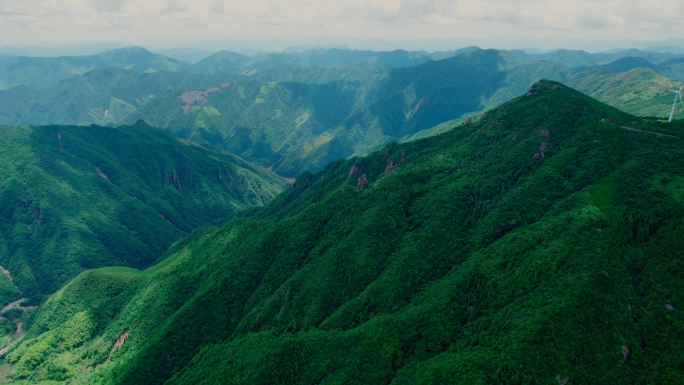 航拍高山里的小村落