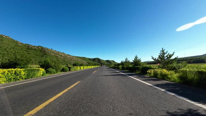 开车视角行驶在公路上  沿途风景