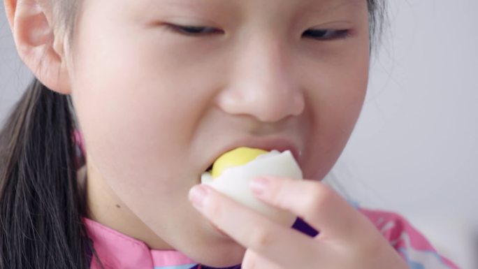 营养早餐-小女孩吃鸡蛋-升格慢镜头