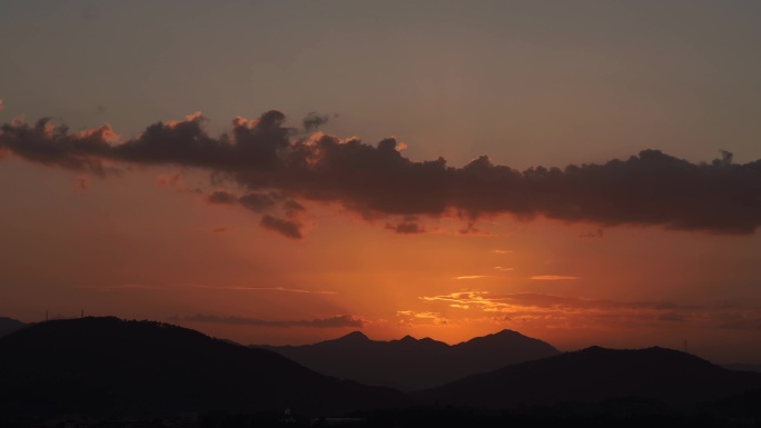 山上日出延时山峰风景早上太阳升起来远山