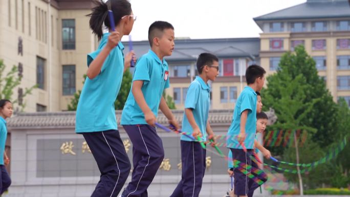 学生体育课堂上花样跳绳