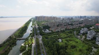 杭州钱塘江沿江边眺望下沙城市风景航拍视频素材