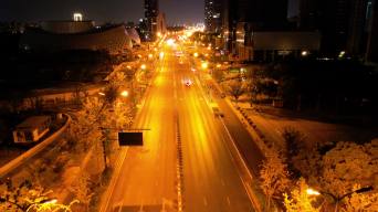 杭州下沙金沙大道夜景车辆车流延时摄影视频素材