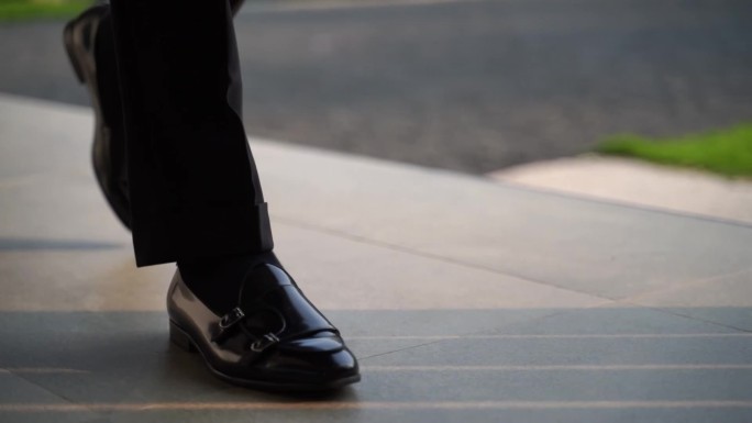商务人士穿皮鞋走路的动作