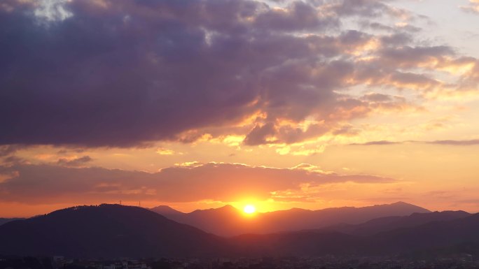 山上日出阳光云朵延时山峰风景早上太阳升起