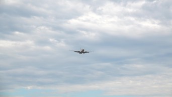 飞机从蔚蓝天空飞过飞机起飞飞机降落航班视频素材