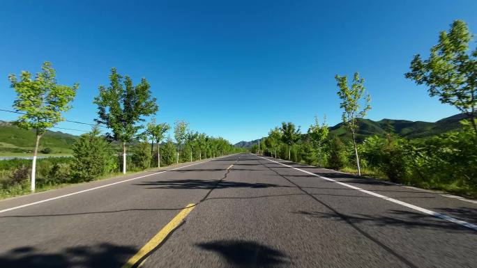 开车视角行驶在公路上  沿途风景