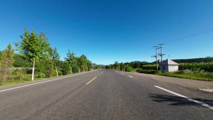 开车视角行驶在公路上  沿途风景