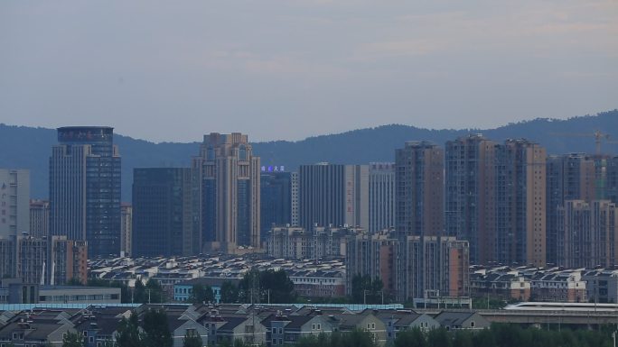 浙江诸暨动车高铁行驶城市背景开发区高楼