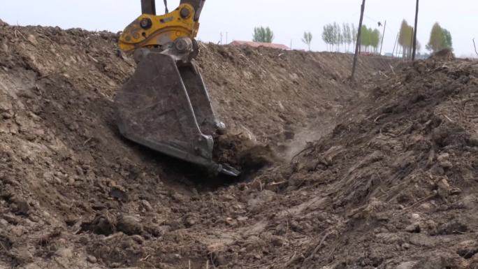 挖掘机 作业 沟渠 排涝 灌溉