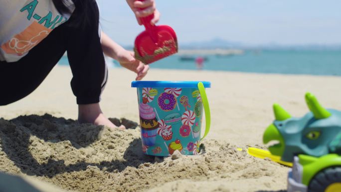 小朋友沙滩玩沙子-童年无忧无虑