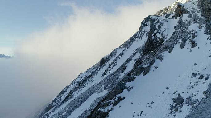 航拍巴郎山云雾缭绕雪山顶