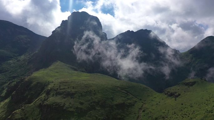 C028 云雾中群山环绕的药山之巅轿顶山