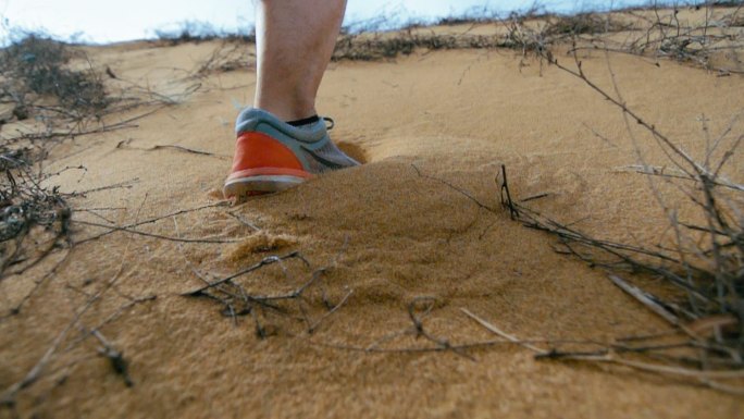 沙地奔跑的脚步脚踏实地步伐向前水土流失