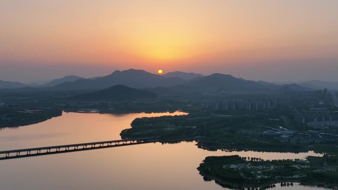 湖边日落航拍夕阳黄昏日落西山氛围