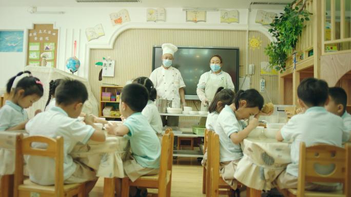 小朋友吃饭幼儿园学校午餐食堂打饭天真微笑