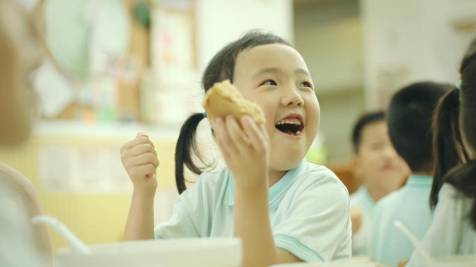 小朋友吃饭幼儿园学校午餐食堂打饭天真微笑