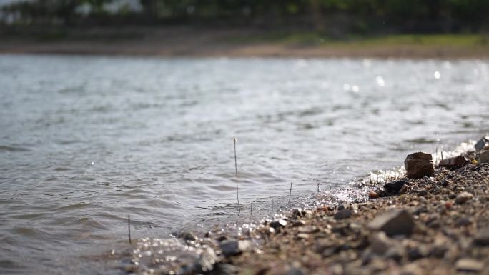 河水拍打岸边石头安静唯美治愈解压水声原声