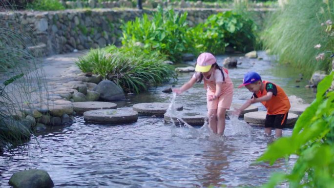 孩子们在小溪泼水玩水嬉戏-夏日小清新