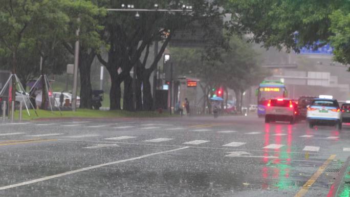 暴雨天开汽车的视频合集