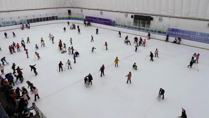 小学生孩童滑冰体验