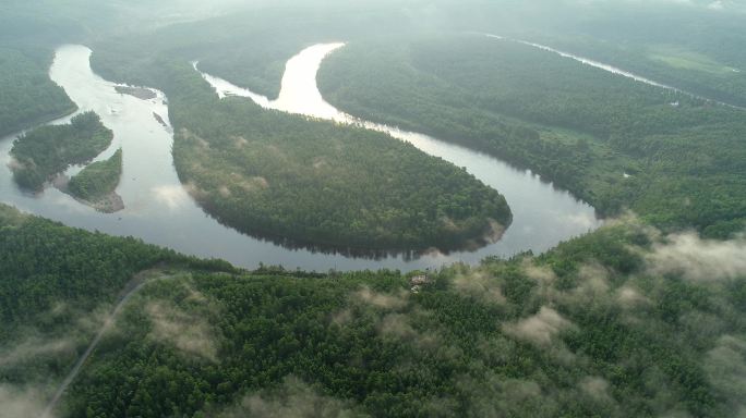 大兴安岭黎明激流河白鹿岛晨雾