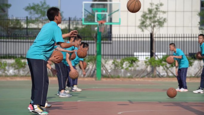 中学生篮球课训练 比赛