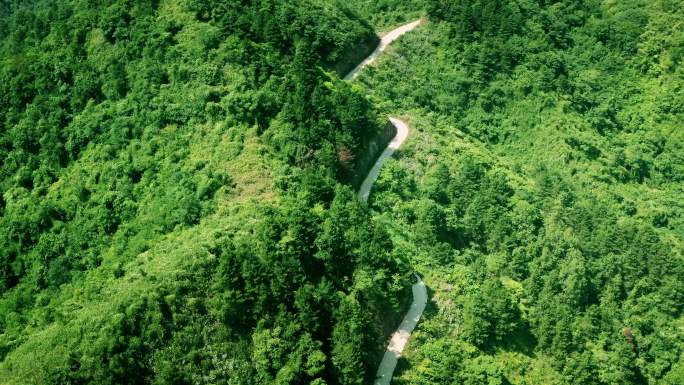 崎岖山路车辆行进航拍崎岖山路慰问车辆