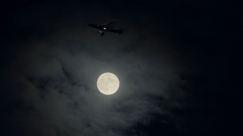 圆月飞机灯火实拍视频素材