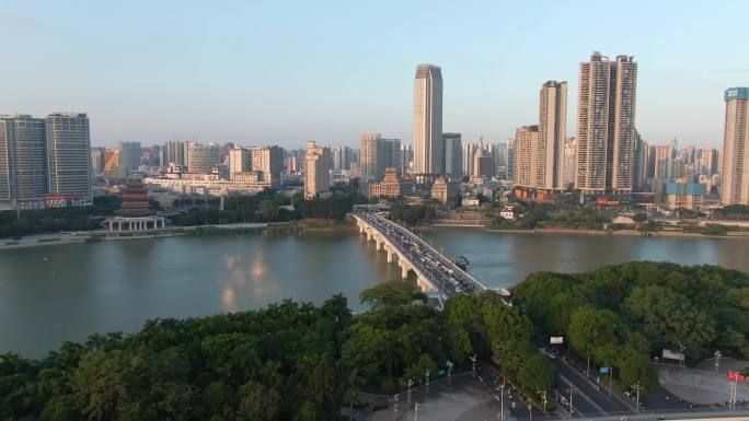 中国广西南宁邕江大桥和沿岸繁华建筑物航拍