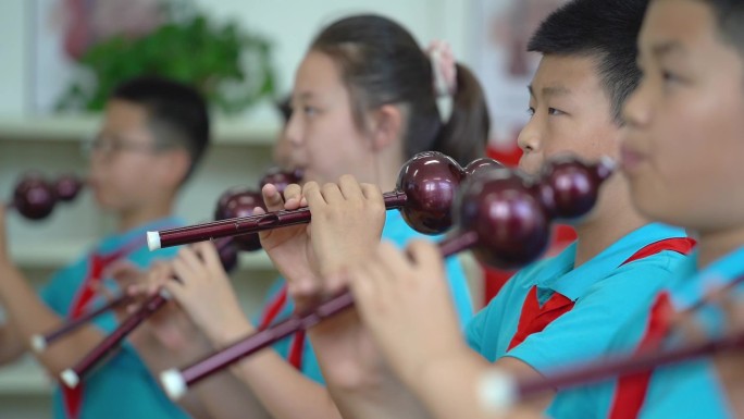少年在课堂练习吹葫芦丝