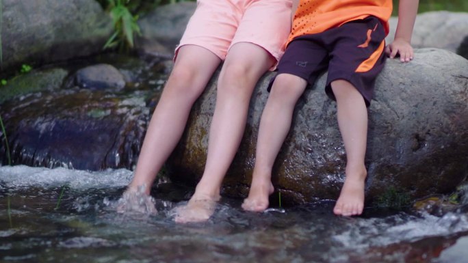悠闲夏日时光-溪边玩水的孩子们