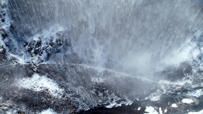 航拍残雪消融的河湾迷雾