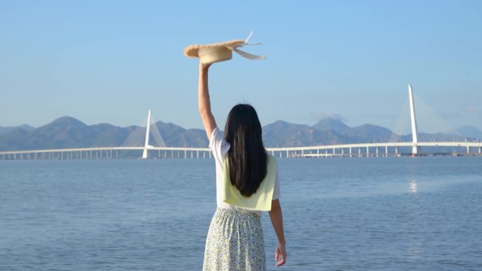 4k深圳湾公园海边招手的少女