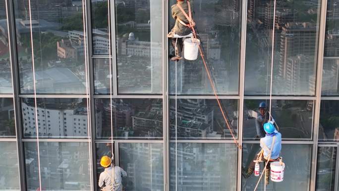 航拍高楼高层高空户外蜘蛛人清洗玻璃幕墙