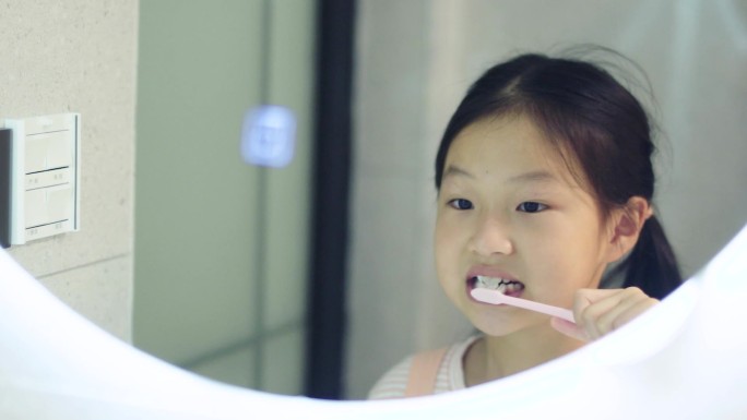 小女孩刷牙-保护儿童牙齿健康