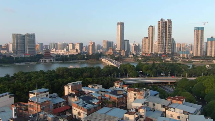中国广西南宁邕江大桥和沿岸繁华建筑物航拍