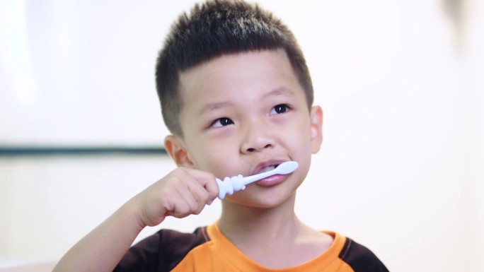 小男孩刷牙多组-升格