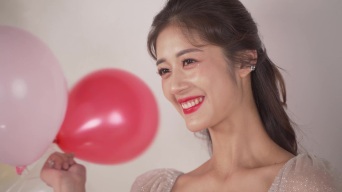 可爱美少女玩气球亲吻口红视频素材