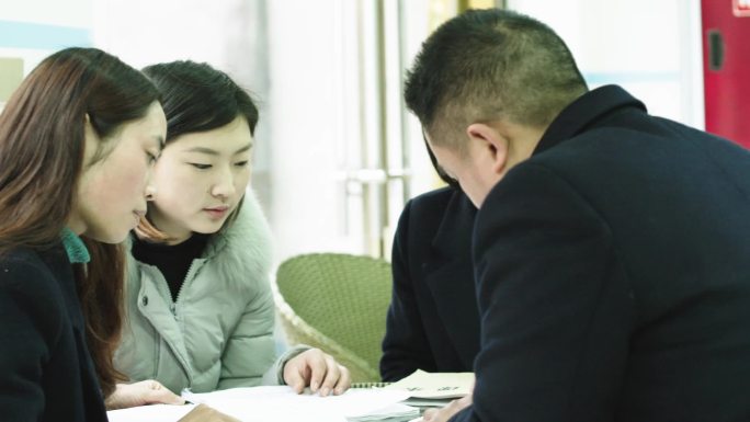 同事讨论工作