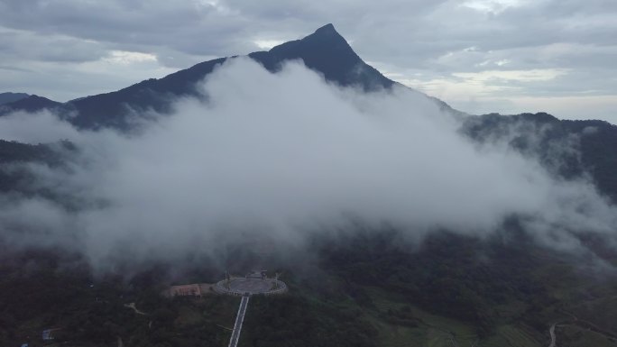 航拍海南省热带雨林五指山