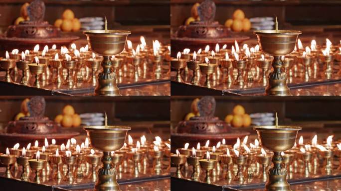 寺庙大殿内供桌上点的蜡烛和祭品