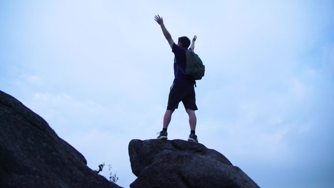 背包的男人爬上山顶拥抱自然-背影升格