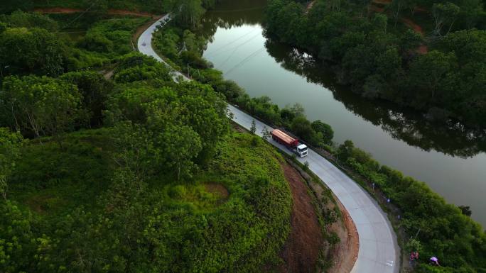 大货车湖边公路驾驶航拍