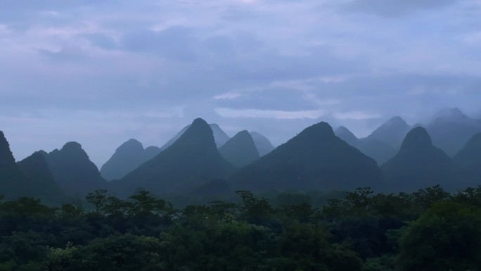 带前景拍桂林山下村落