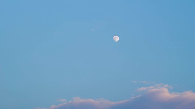 傍晚月亮升起延时蓝色天空黄昏云朵乡村天空