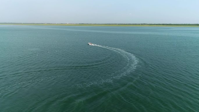 湖面上游船行驶航拍